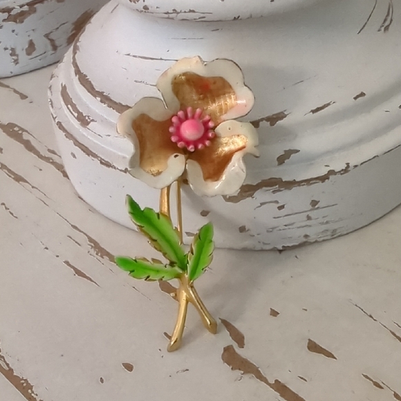 Jewelry - Vintage Gold Tone Pink Shimmery Enamel Flower Brooch⭐